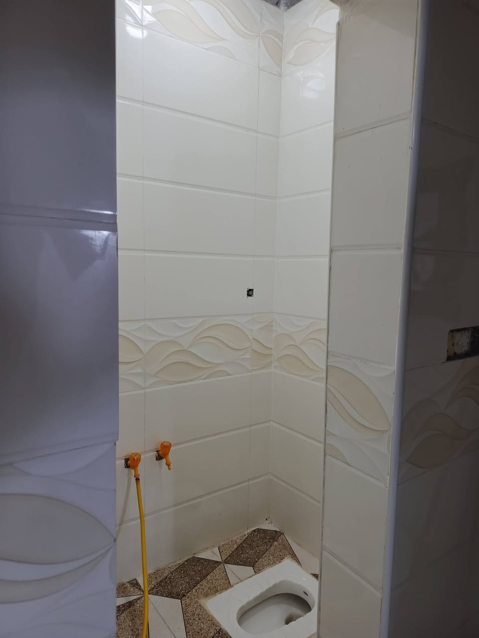 بيت للبيع مساحه 200 زراعي سقف صب بنات بلوك يتكون من غرفتين وصاله واستقبال ومطبخ وصحيات خارجيه وداخلية كله سيراميك ساحه كبيره
موقعه مقابيل قريت الغدير بشارع صب بيت 106 شارع 42
سعر 60
للاستفسار ‏‪***********‬‏
