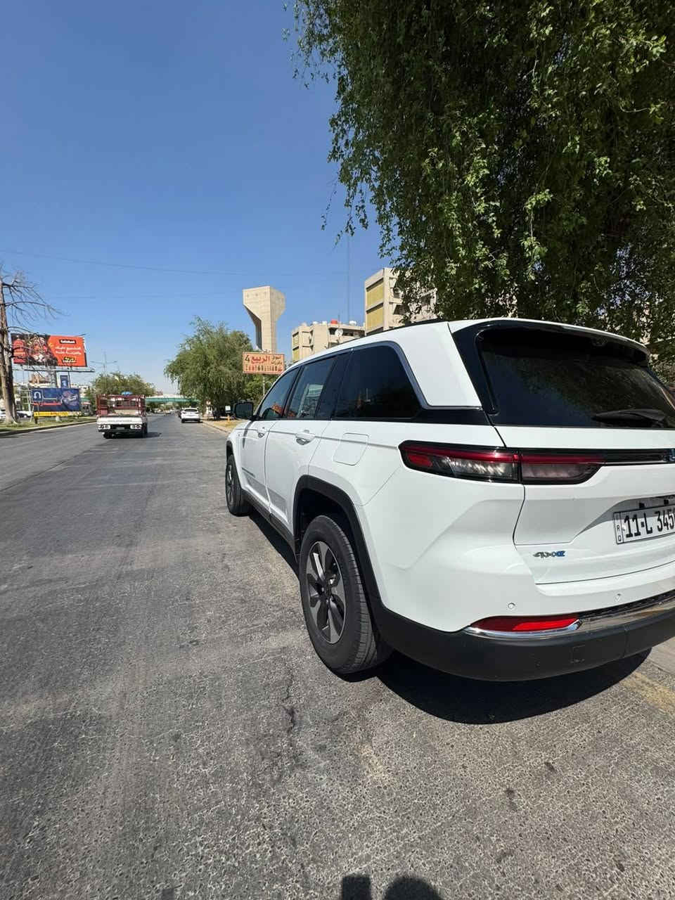 للبيع للبيع
** Jeep Grand Cherokee 4xe**

** موديل 2022**

- وارد أمريكي
- ممشى: 44,000 كم
- محرك 2.0 تيربو + هايبرد (e-sive
- ⁠-in Hybrid)
- قوة 375 حصان
- دفع رباعي (4x4)
- جير أوتوماتيك 8 سرعات
- لون أبيض / داخلية جلد أسود
-  3 شاشة كبيرة مع Apple CarPlay وAndroid Auto
- كاميرا خلفية
- ⁠صندوق كهرباء
- المقاعد 5 راكب
- حساسات أمامية وخلفية
- تشغيل بصمة ودخول ذكي 4 ابواب
- السيارة بحالة جيدة جدًا وجاهزة للاستخدام

🔹 ملاحظة: السيارة كانت تحتوي على ضرر أمامي وخلفي وتم إصلاحها.

💰 السعر: 290$

📍الموقع: بغداد

للاستفسار يرجى التواصل على الخاص أو الاتصال.

***********
