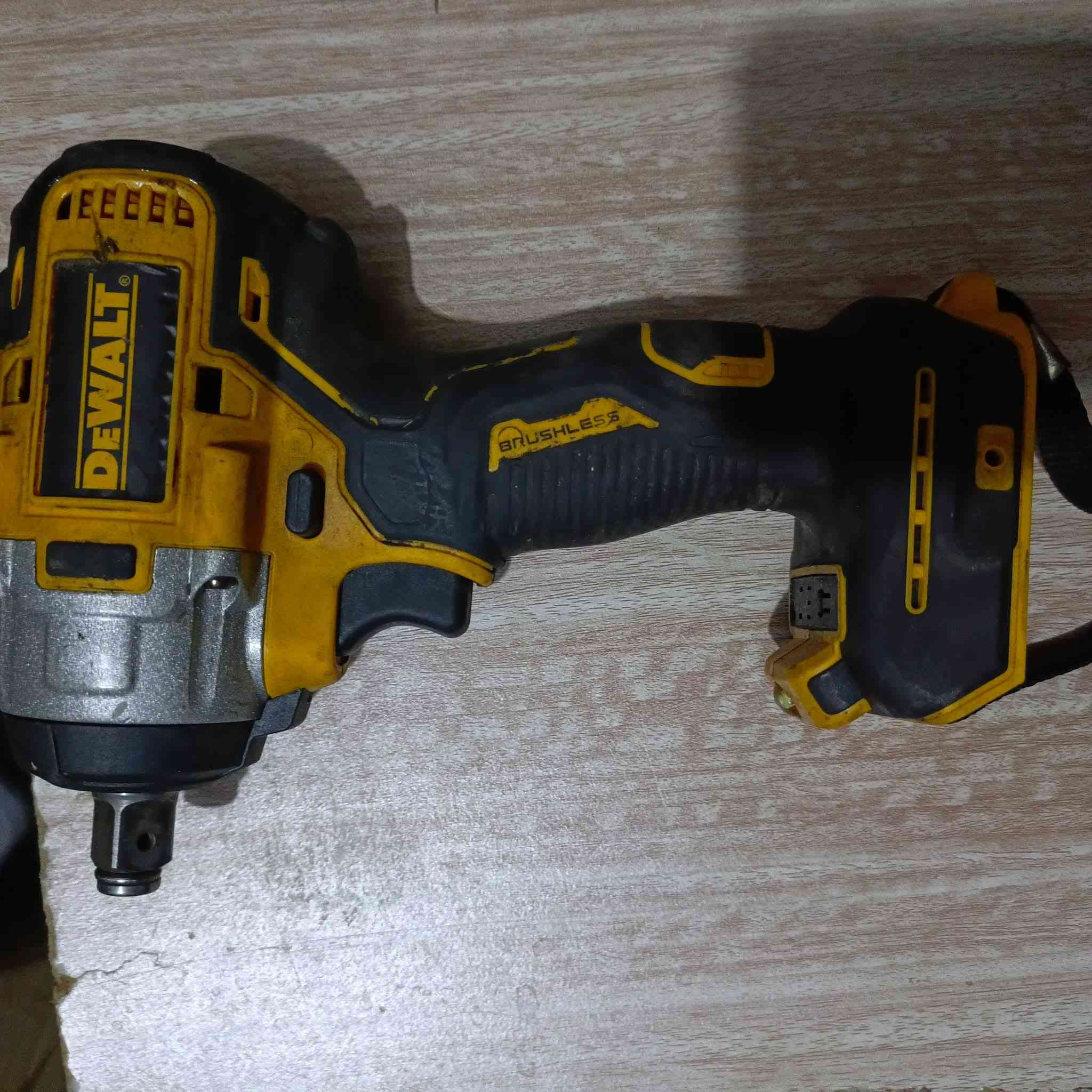 دريلين لقمه برسلس باب اول عدد 2
ماكيته 

وديولت

بدون ملحقات شرط الشغل 

السعر 60

***********
