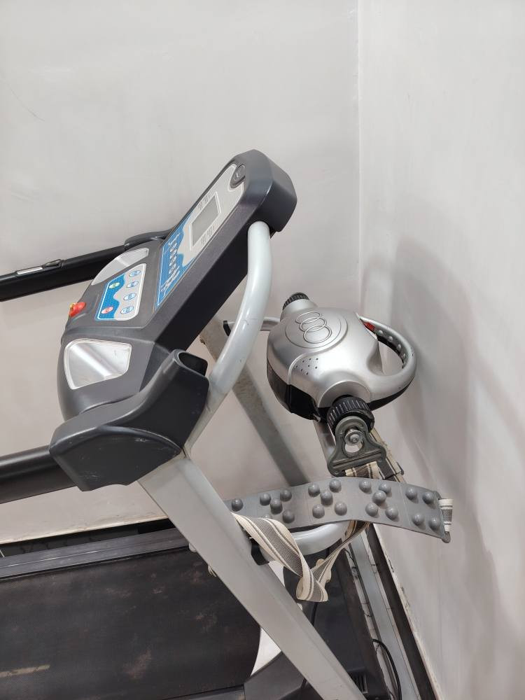 جهاز جري مستخدم 
الماطور مالته ضعيف يعني من يصعد عليه وزن اكثر من ٦٠ يوكف الجهاز ينرادله تصليح او يصعد عليه وزن خفيف 
السعر ٢٠٠ الف وبي مجال بسيط 
العنوان كربلاء شهداء سيف سعد 
للتواصل ***********  يوجد واتساب 
غير متواجد ع الفيس كربلاء, العراق
