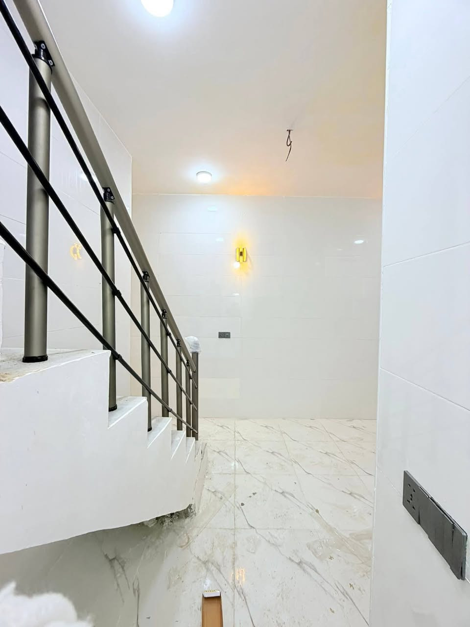 المساحه 80 متر  
💰 السعر: 28 مليون (قابل للتفاوض)
🏗️ البناء: طابوق  جمهوري
🏠 الأساس والسقف: صب كونكريت مركزي 

مواصفات البيت:
✅ غرفة نوم 1 🛏️
✅ أستقبال 
✅ صالة 🛋️
✅ مطبخ 🍽️
✅ صحيات 🚿

الخدمات المتوفرة:
🔹 ماء 💧
🔹 كهرباء ⚡
🔹 شوارع مبلطة 14 متر  🚗
🔹 مدارس قريبة 🏫
🔹أنترنيت ضوئي 
🔹 خط مولده 
📍 الموقع: النجف – حي ميسان، شارع الزوار 
خلف سكلة الكرعاوي
📜 طابو زراعي (إقرار محكمة)

📞 للتواصل: ***********

(ملاحضة ) متوفر لدينا كافة المساحات والدور  ألسكنية وعرصات 
وأراضي زراعيه
