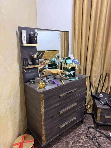 للبيع غرفة نوم لويس فيتون مرتبة ومستخدمة استخدام خفيف، نظيفة كلش وما بيها أي عيوب تذكر.
الخامة فخمة، شكل راقي، وتنسيق مرتب يناسب كل غرفة.

المحتويات:
 • تخت مزدوج
 • دولاب ملابس
 • كومودينات عدد ٢
 • ميز تواليت و مرآة

الحالة: نظيفة – استعمال بسيط
الموقع: بغداد حي الجامعة
السعر: 450 الف وبيهة مجال 
الاستفسار : ***********
