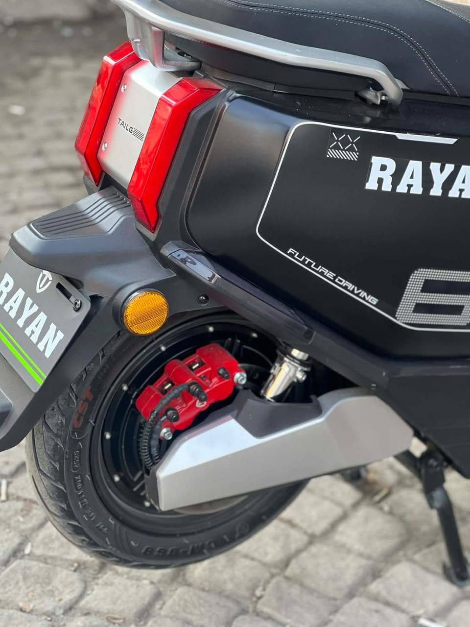 السلام عليكم دراجه ريان الصاعقة مواصفات الدراجه الملف  2000 سبورت عدد البطاريات 6  32امبير 72فولت دراجه كمله عل آخر شي أي نقص مابيه جديده مصار إلهه هويه عندي السرعة  81  حقيقي دبل اشاره السعر مليون و250 و بيه مجال بسيط حك الجيبه مكاني كراده داخل
الاتصال عل رقم***********
