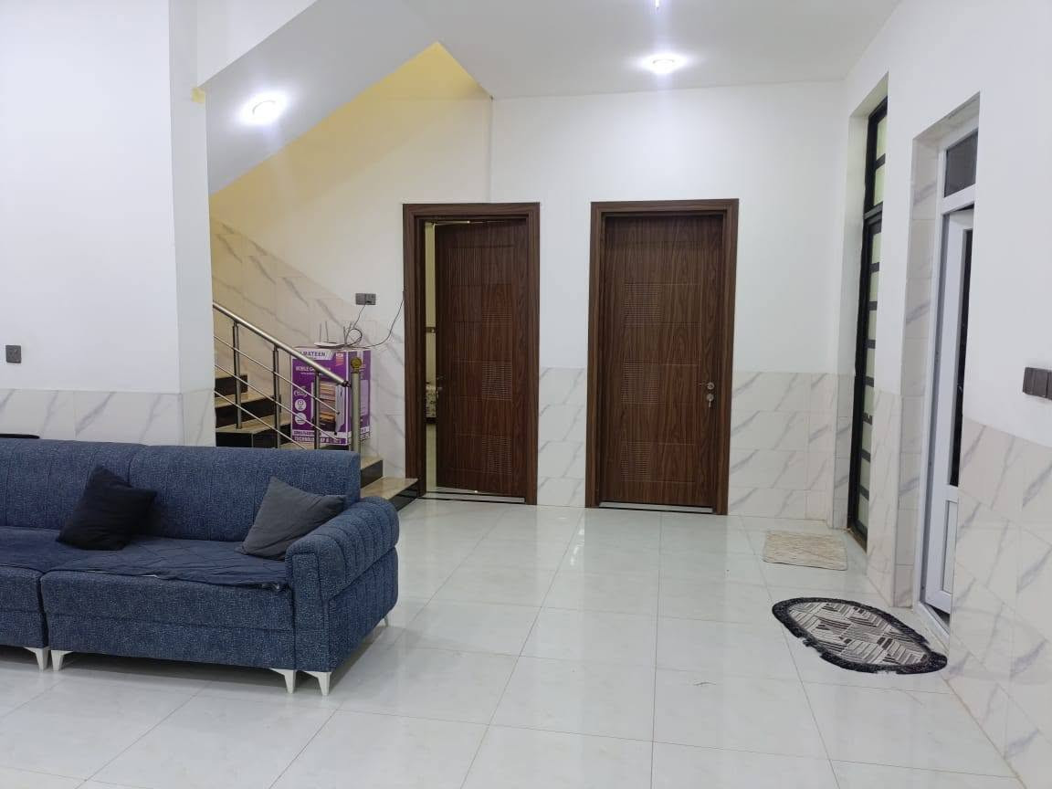 🏡 دار للبيع في الرمادي – شارع 40 خلف عمارة القند

📍 موقع مميز ضمن منطقة سكنية مخدومة بالكامل.

🔹 المساحة الكلية: 200 متر
🔹 جنس العقار: طابو زراعي (شرط التحويل)
🔹 البناء: طابوك

✅ يحتوي الدار على:

- غرفتي نوم
- صالة
- استقبال
- مطبخ
- صحيات داخلية وخارجية
- كراج

✅ كافة الخدمات متوفرة:
ماء، كهرباء، شوارع مبلطة، وخدمات متكاملة.

🎁 هدية مع الدار:
بنكات + بردات + كاونتر مطبخ.

💰 السعر: 125 مليون دينار عراقي
📌 قابل للتفاوض للجادين.
للتواصل زيارة مكتبنا مكتب النورس مجاور مرطبات ادريم أو الاتصال بنا 
***********
