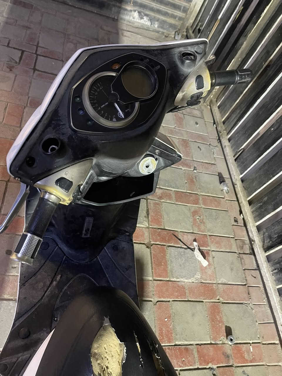 سكنز فحل طلاعات
جويتر خطين 
مكينه مكفوله 
كفرات مكفوله 
كهربائيات كيجات كله شغال 
سعر الدراجه 650 
مكان بلديات 
***********
