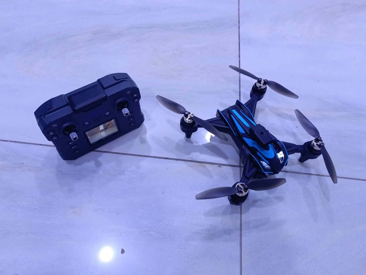 طياره درون للبيع موصفاتها جوه 👇
✅ درون K12 MAX Screen – تفاصيل كاملة للبيع
🔹 الاسم
K12 MAX Screen Drone
🔹 أهم المميزات
شاشة مدمجة بالريموت (ما تحتاج موبايل حتى تشوف البث)
كاميرا أمامية HD للتصوير والفيديو
تجنب العوائق (Obstacle Avoidance)
يساعده ما يصدم بالأشياء أثناء الطيران
Optical Flow تثبيت ذكي
يخلي الدرون ثابت بالهواء خصوصاً داخل البيت
🎮 التحكم والاستخدام
ريموت كنترول احترافي مع شاشة
تحكم سهل للمبتدئين
مناسب للتصوير والاستمتاع
✈️ وظائف الطيران
إقلاع وهبوط بزر واحد
رجوع تلقائي (حسب الإعداد)
دوران 360°
أوضاع طيران متعددة
🔋 البطارية
بطارية قابلة للشحن
وقت طيران تقريباً 10–15 دقيقة (حسب الاستخدام)

📦 محتويات العلبة
الدرون K12 MAX
ريموت بشاشة
بطارية
شاحن USB
مراوح إضافية
حقيبة حمل (Give Away)

🎁 مناسب لـ
الهدايا
الأطفال والشباب
التصوير الخفيف داخل وخارج المنزل

هذا الرقم واتساب 👇
***********
