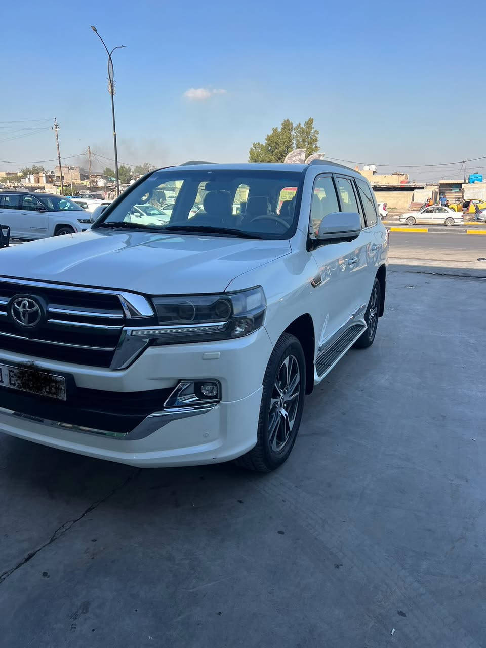 سلام عليكم 
سياره لاندكروزر موديل 2020
ماشيه 55 ألف 
بريم أصل مكفوله 
فول مواصفات فتحه بصمه 
6 سلندر 3 قطع تبريد 7 راكب 
سبير منازل كشنات كهرباء 
كشنات جلد شاشه 5 كامرات 
مكان سياره بغداد البلديات 
رقم سيارة بغداد لدولي 
السعر 520 وبيه مجال 
رقم ***********
