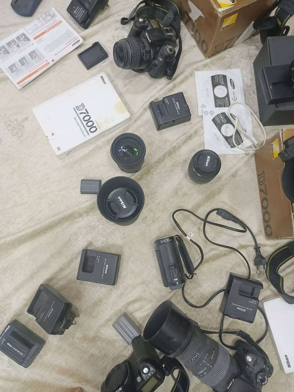 مكلف بالنشر
كاميرات ومستلزمات تصوير باله من المانيا موجودة في بغداد ولا يوجد توصيل   
الاتصال بصاحبها من خلال الواتس آب
00491737473213

تفاصيلها 

1- بدي كاميرا نيكون دي 7100 عدد 1 ، تعمل بشكل ممتاز

2 - بدي كاميرا نيكون دي 7000 عدد 2 يعملان بشكل ممتاز 

3 - بدي كاميرا نيكون دي 3100 عدد 1 تعمل بشكل جيد جدا

4 - بدي كاميرا نيكون دي 90 عدد 1 تعمل بشكل جيد

5 - بدي كاميرا كانون 350 دي عدد 1 ، غير مفحوصة لعدم وجود شاحن معها 

6 - بدي كاميرا نيكون دي 3100 عدد 1 عاطلة 

7 - بدي كاميرا نيكون دي 50 عدد 1 تعمل جيدة 

8 - كاميرا سوني هاندي كام عدد 1 غير مفحوصة لعدم وجود شاحن معها 

9 - كاميرا سامسونج nx1000 عدد 1 اخت الجديدة معها فلاشها الاصلي ينفصل وعدسة متغيرة

10 - بدي كاميرا نيكون دي 70 عدد 1 تعمل جيدة

11 - عدسة كانون سگما 70-300 عدد 1 

12 - عدسة نيكون 70-300 عدد 1 بحالة جيدة جدا 

13 - عدسة نيكون 55-200 بخاصية مانع الاهتزاز عدد 2 بحالة ممتازة

14 - عدسة نيكون 55-200 بلا مانع اهتزاز عدد 2 بحالة جيدة

15 - عدسة نيكون 18-55 عدد 1 بحالة جيدة 

16 - عدسة نيكون 18-55 عدد 1 اخت الجديدة

17 - عدسة نيكون 18-105 عدد 1 بحالة جيدة جدا 

18 - عدسة سگما 17-70 لا اعرف لاي نوع كاميرا عدد 1 بحالة ممتازة

19 - گرب كاميرا نيكون دي 7000 عدد 1 بحالة ممتازة


**إذا كنت صاحب هذا الإعلان وتريد حذفه لأي سبب، رجاءا أرسل رسالة إلى الدعم الفني**
