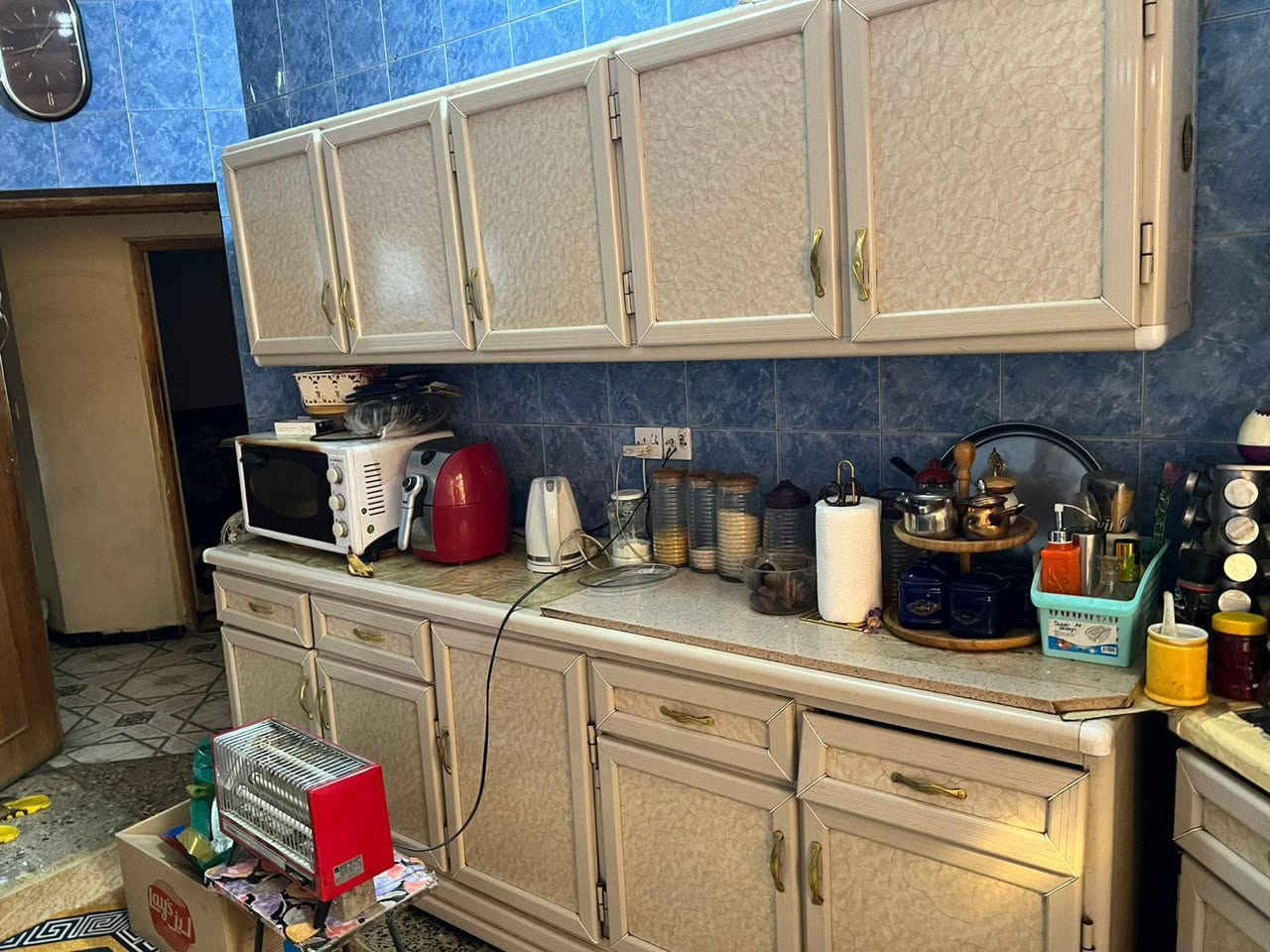 سلام عليكم كاونتر مستخدم نضيف اربع قطع ارضي او معلق 2متر اونص السعر علئ الخاص لتواصل علئ الرقم ***********
