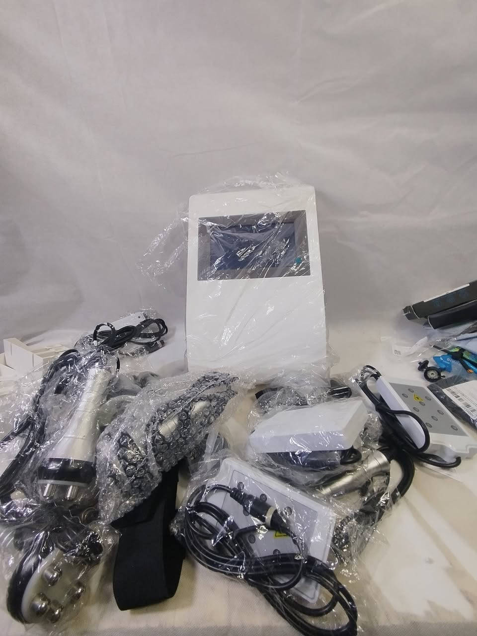 السلام عليكم 
متوفر جهاز شد و ازالة الشحوم قطعة ضخمة 
وياه اكثر من هيد كل قطعة مخصصة لجزء من الجسم
للوجه و للعين و الظهر و الافخاذ و الصدر قطعة عملاقة 
للي تفيدة يتواصل خاص و يدلل


**إذا كنت صاحب هذا الإعلان وتريد حذفه لأي سبب، رجاءا أرسل رسالة إلى الدعم الفني**