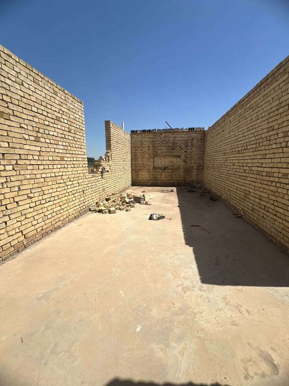‏السلام عليكم دونم البيع في النهروان قرب صيطره بشارع البزل الواجهيه 39ونص ونزال 65 مبني 400هيكل مسكف البيت سندويج ما عده الستقبال وصاله ضيوف واصله كهرباء   تاسيس  ماي ومجاري  بي 3غرف نوم 4في 5 وصاله داخليه وصاله خارجيه 7في 7 وستقبال  4في 10 وكلدور وصحيات خارجيه وداخليه  ومطبخ حار بارد 4في 4 عقد 17  سعره 80وبي مجال  رقم الهاتف ***********

