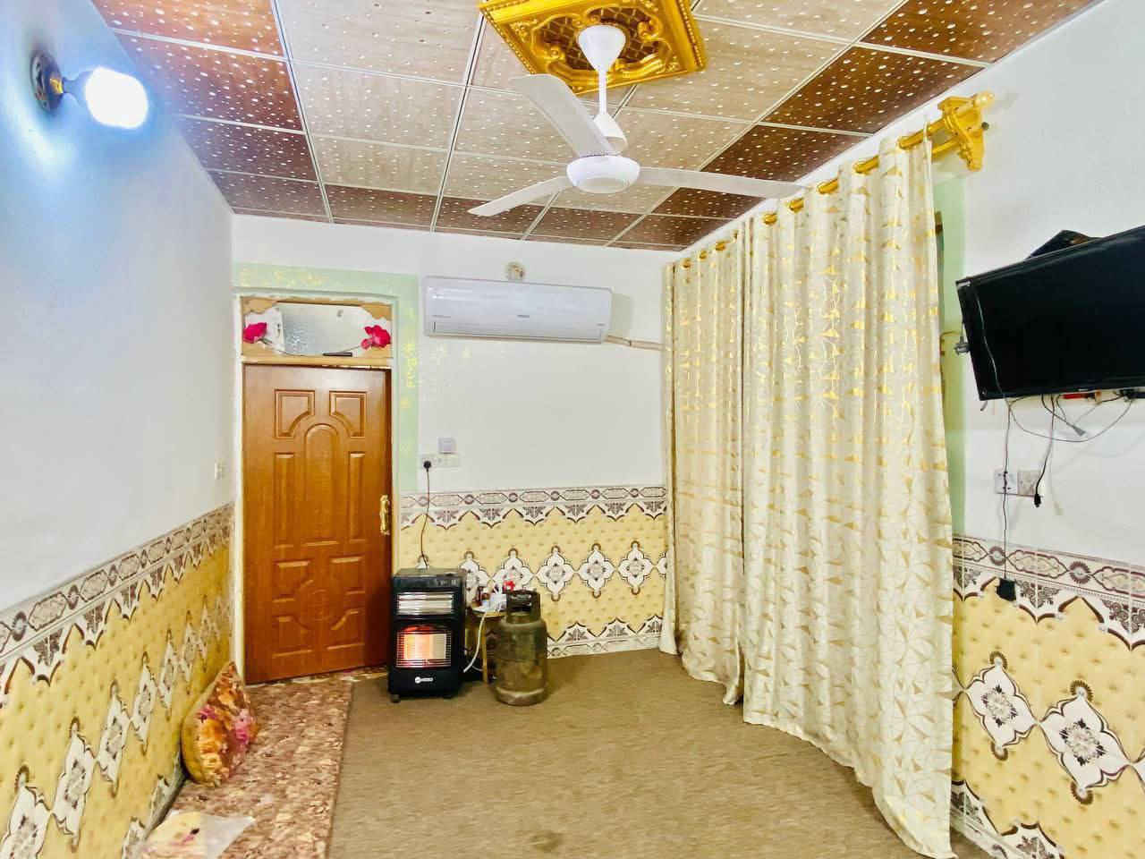 السلام عليكم 
بيت 100 متر للبيع يحتوي على غرفه او صاله او مطبخ واستقبال او صحيات داخليه او خارجيه البيت جاهز من كلشي 
السعر (25 )مليون او بي مجال بسيط
العنوان البراكيه شارع المطار القديم مجاور اسواق الامير 
***********
***********
