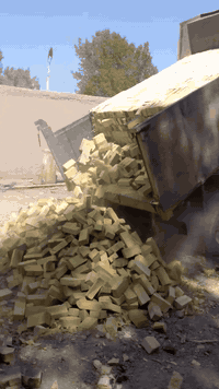 السلام عليكم يتوفر طابوق معمل حجي هواش شوفت عينك لون وقوه وركن وعدد مضبوط وزياده تصل  ***********
