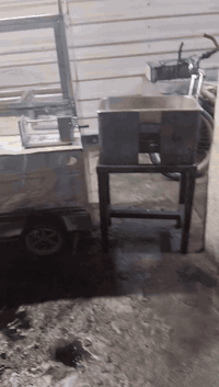 عربانة اكل للبيع مع قلايه متعددة الاستعمالات و جهاز بتيته حلزونيه و اناره خارجيه ويجي وياهه صونداتهه و منظم مال غاز العربانه نظام بخار السعر400,000 وبيهه مجال عنواني الزعفرانية شارع المعهد
