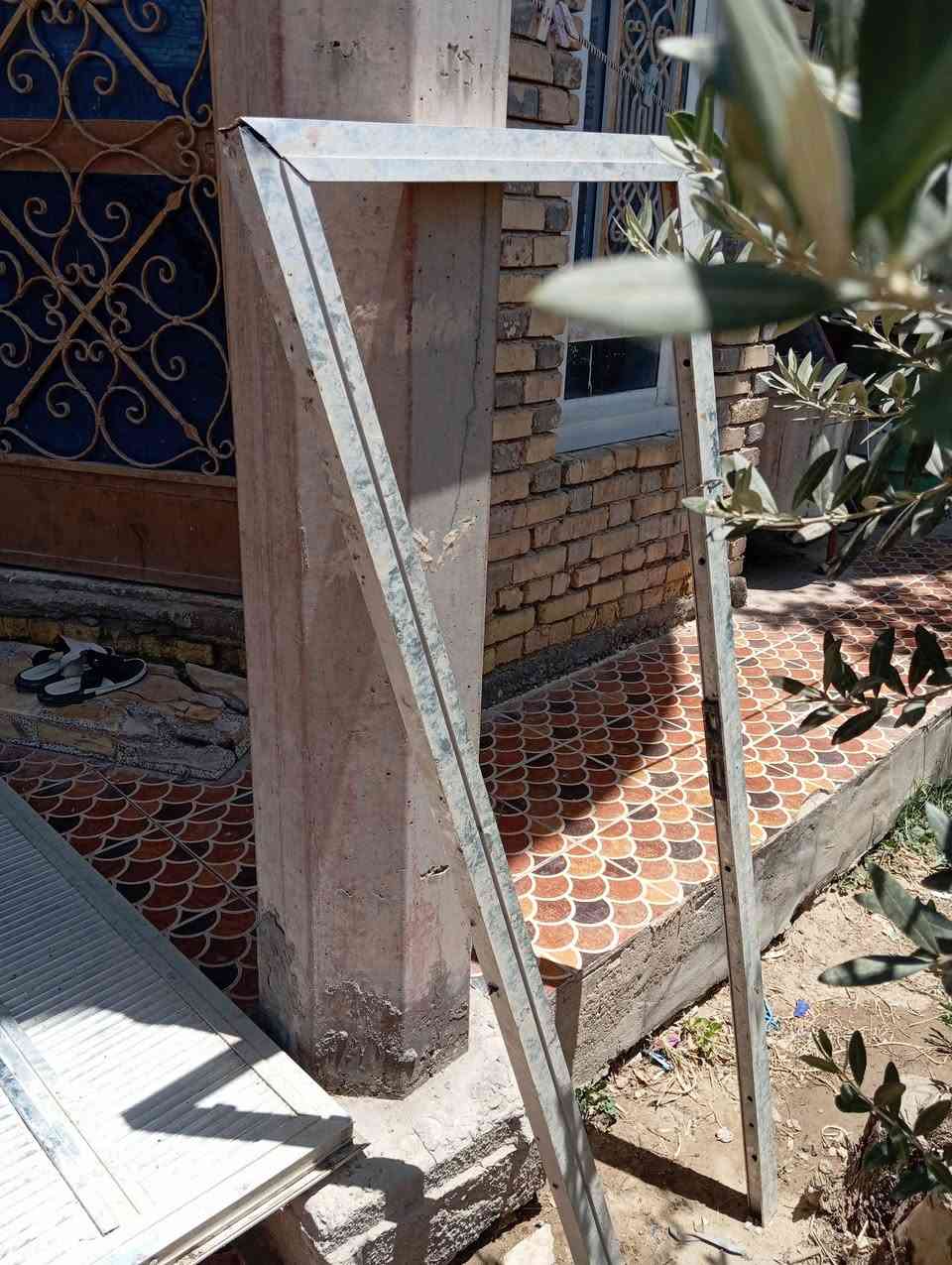 بيع باب الألمنيوم نضيف مثل الصوره مجرد تنظيف زايد وتشده ب25الف فقط واتساب ***********
