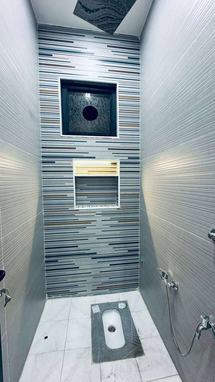 � بيت للبيع - مساحة 50 متر - ركن مميز

📍 الموقع: ابو دشير منطقة الالف

الوصف:
بيت ركن في موقع ممتاز، يتكون من طابقين:

🔸 الطابق الأرضي:

 • غرفة نوم
 • استقبال واسع
 • مطبخ
 • خدمات صحية

🔸 الطابق الثاني:

 • غرفتين نوم
 • استقبال
 • مطبخ
 • خدمات صحية
 

✨ مميزات إضافية:

 • موقع قريب من المدارس والخدمات
 • تصميم عملي ومناسب للعائلة
 • واجهة ركن مميزة

📞 للتواصل والمعاينة:
*********** أتصال
***********
