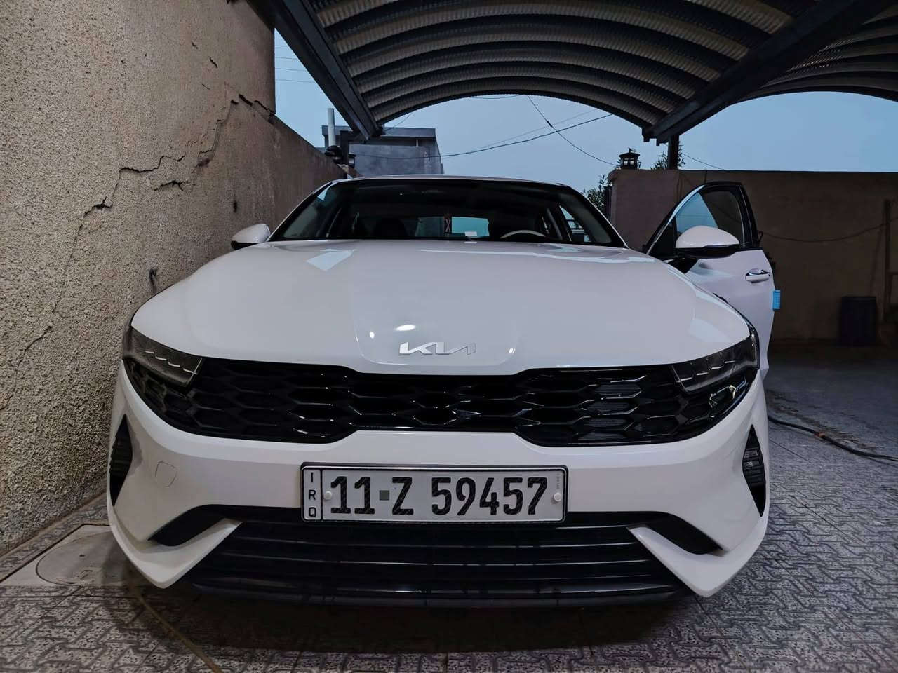 السلام عليكم سياره كي فايف للبيع موديل 2023 مكفولا كفالا عامه السياره جديده بمعنه الكلمه السياره  هايبرد بانزين مكان سيارة ابو غريب نصر وسلام رقم الهاتف ***********.   *********** السعر 230 وبيه مجال لطيبين
