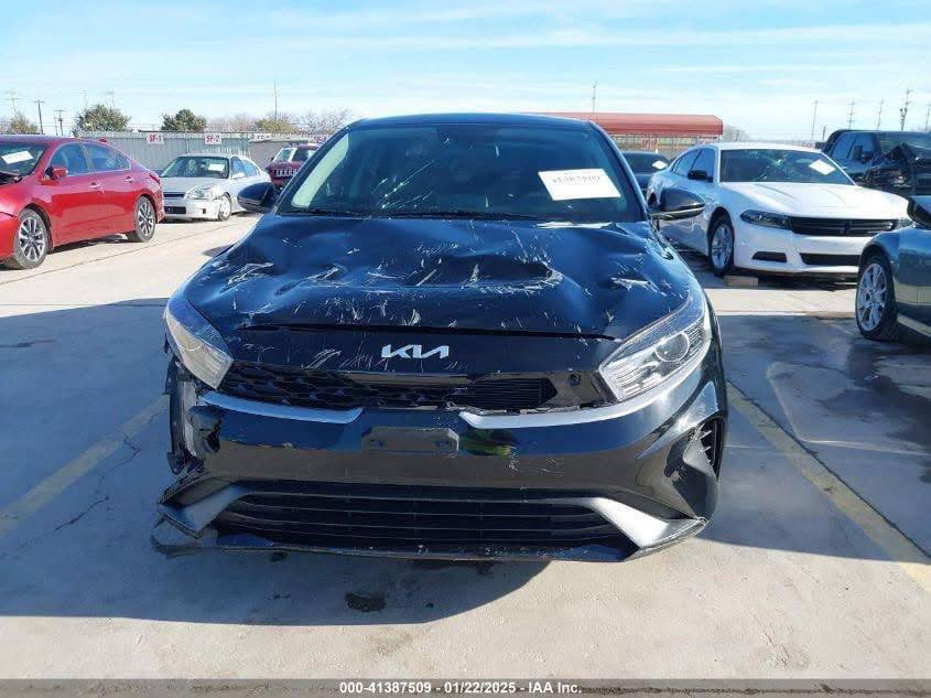 فورتي موديل 2023
ماشيه ٢٢
كفاله عدا البنيد امبدل حادث سطحي بدون ارباك ولاداخل 
مكان بغداد رقم بغداد بسمي
كلش واضح كدامك صور سونار وحادث 
السعر157بيهامجال
***********
