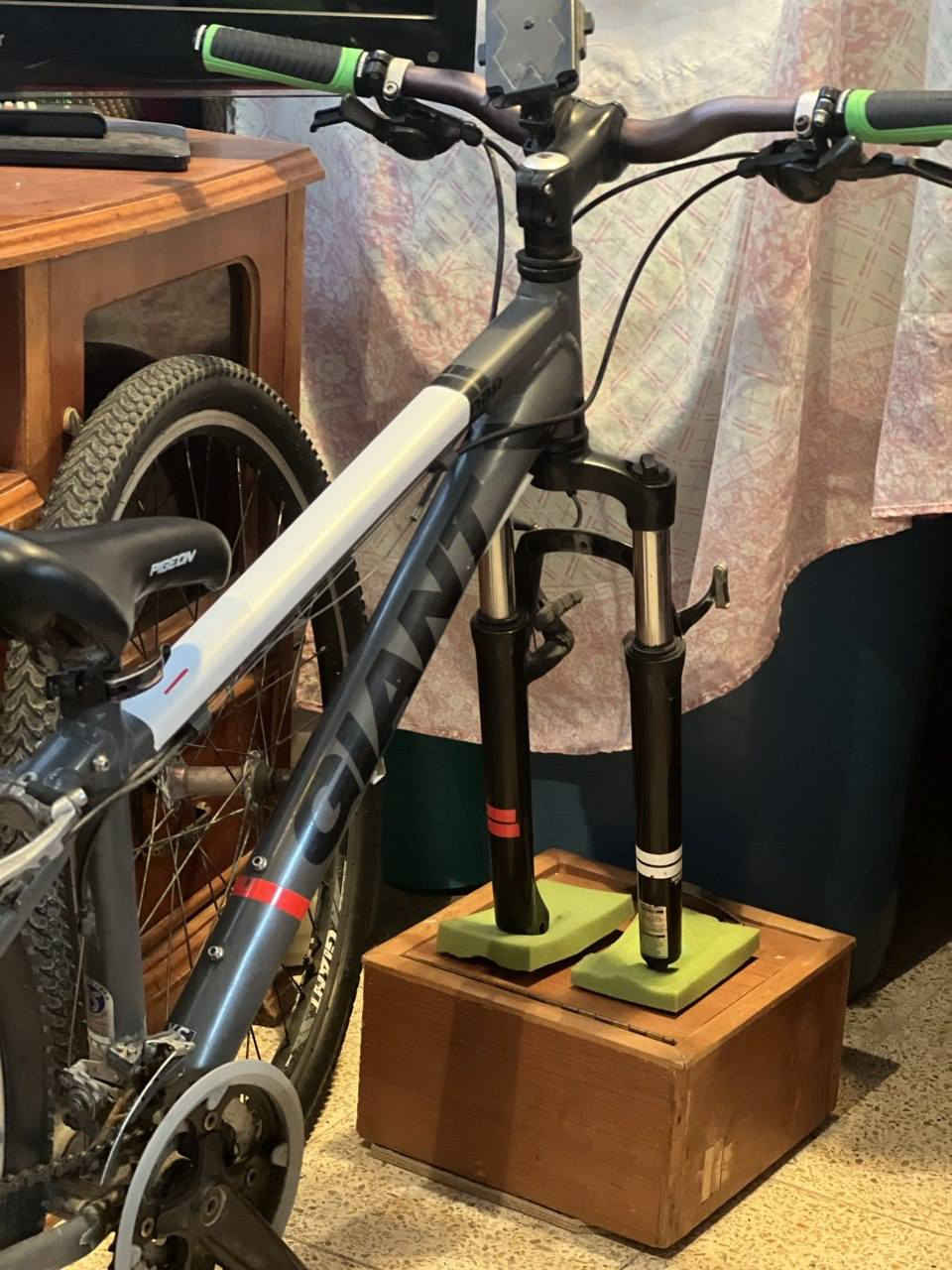 السلام عليكم بايسكل جينت سناب موديل XS لشه ناصية (المرغوب) بايسكل مال جناي ما ناقصة برغي وبعدو على وضع الشركة مكفول من التاية للتاية السعر 200 ولي مجال حك جيتك اي استفسار عل رقم 
***********
