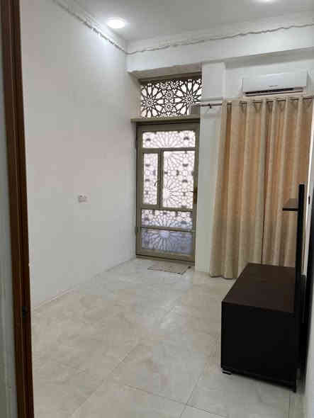 شقه للايجار 
طابق ارضي 
الحارثيه شارع الكندي الفرع الخامس من جهة المول 
غرفه نوم واحده وحمام ومطبخ واستقبال 
تحتوي ع سخان وسبالت و كاونتر و سنك و طباخ و بردات
للاستفسار 
***********
