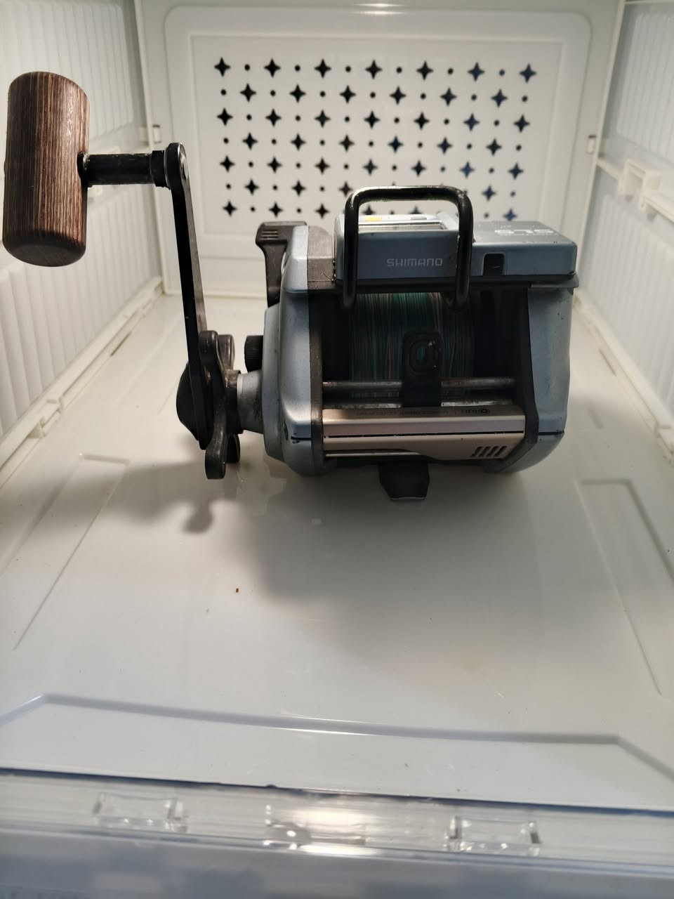 السعر ///مزاد يبدأ ب25 /**/التوصيل 5
الموديل: Shimano Digitana SLS GT4000.
الصناعة: يابانية أصلية (Product of Japan).
نظام SLS: تكنولوجيا (Shimano Line-retrieval System) التي تضمن توزيعاً متساوياً للخيط وسلاسة في السحب.
الشاشة الرقمية: مزودة بشاشة (Digital Counter) لقياس عمق الخيط بدقة/بحاجه الى بطاريه.
المقبض: مقبض خشبي كلاسيكي مريح مصمم لتحمل الضغط العالي أثناء سحب الأسماك الكبيرة.
الهيكل: هيكل متين جداً مقاوم للتآكل والصدأ الناتج عن المياه المالحة.


**إذا كنت صاحب هذا الإعلان وتريد حذفه لأي سبب، رجاءا أرسل رسالة إلى الدعم الفني**