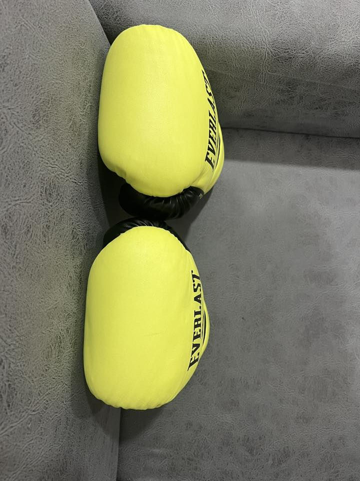 تجهيزات ملاكمه و  فنون قتاليه و رياضه مستعمله بضع اشهر 
يوجد توصيل للاستفسار على خاص او على ***********
١-جفوف ملاكمه power lock 2 everlast اصلي (٦٥) دينار
٢-باندج ملاكمه و قتال ufc خمسه متر 5m (٥) دينار
٣-سيت أوزان دمبلص مع حافضه (0.5kg-1kg-1.5kg) (٢٥) دينار
٤-حبل قفز سرعه ريبوك rebook speed robe اصلي (٢٠) دينار
مستعمل شهر
٥-كرة ردة الفعل ربطة الرأس Reflex ball (١٠) دينار
