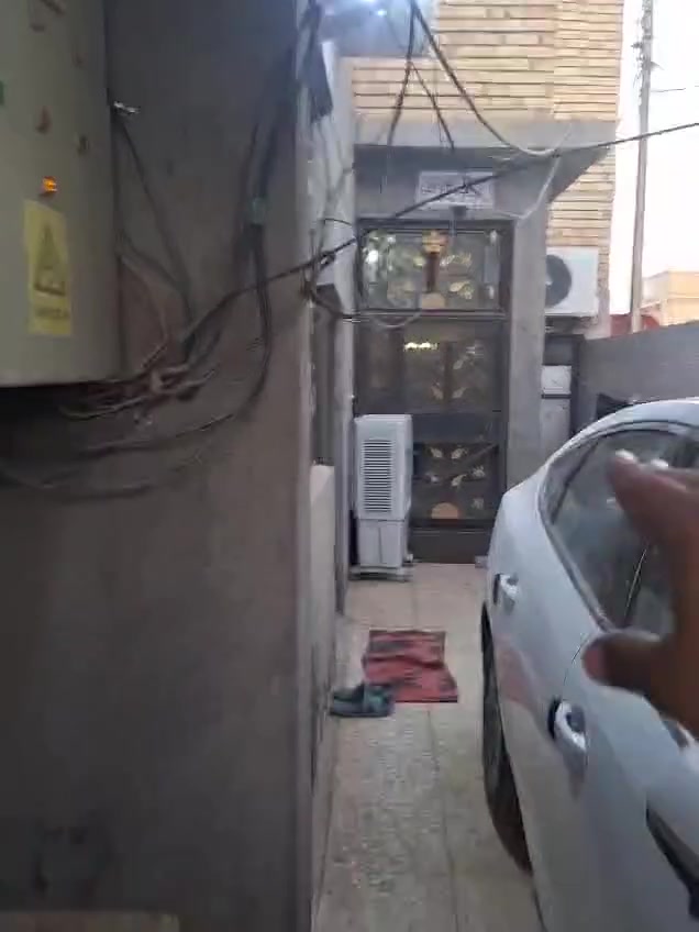 دار للبيع المساحة ٢٠٠ متر ركن  يتكون الطابق الاول من مطبخ و غرفتين وحولي واستقبال وحمام ومنورين والطابق الثاني من اربع غرف (غرفتين  غرفه مفتوحه على الثانيه وداخله حمام نظام سويت وبلكونه )وغرفتين وحمام ومخزن وبيتونه كبيرة وسطحين 
العنوان /الحسينية /مدخل الحمل /خلف ماركت تفاحة 
للتواصل الاتصال على الرقم التالي***********
