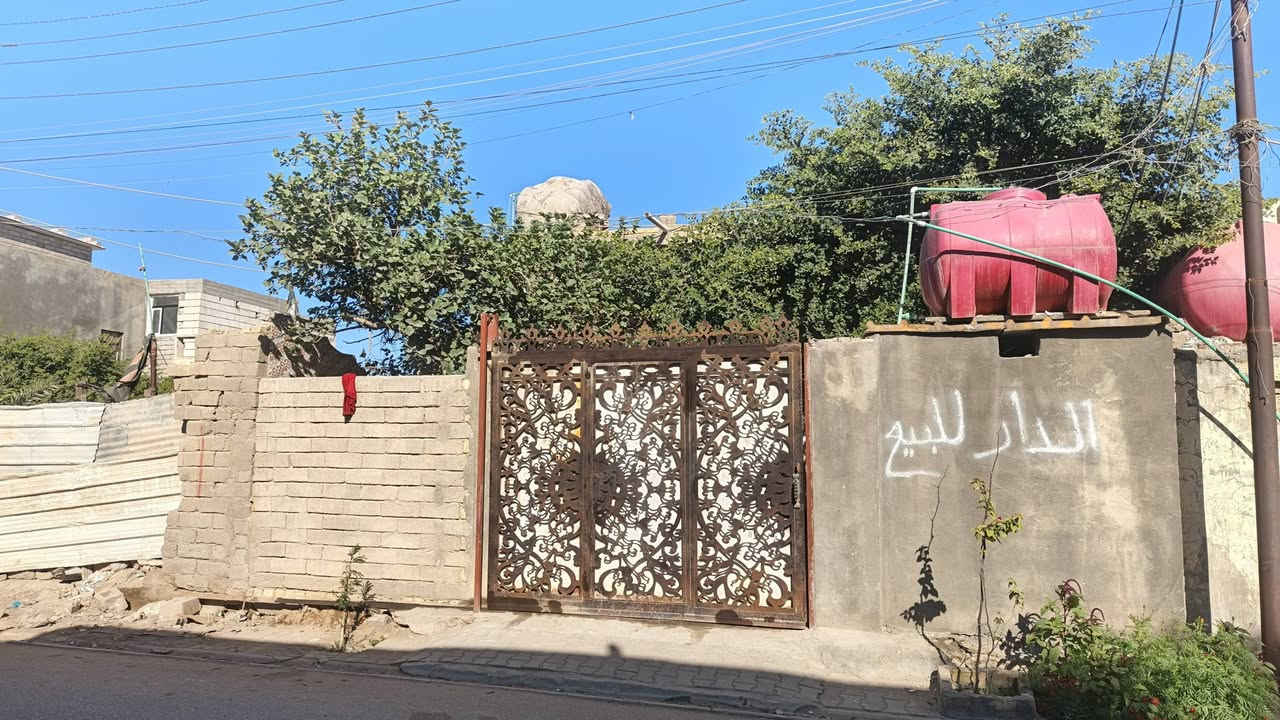 بيت للبيع طابقين طابو صرف مساحه ٢٠٠ يحتوي عله ٥غرف +موزع فوك وموزع جوة وهول ودوانيه ٨متر العنوان القرنه حي الجمعه شارع مدرست البينه والمدرسه الدوليه للستفسار ***********
