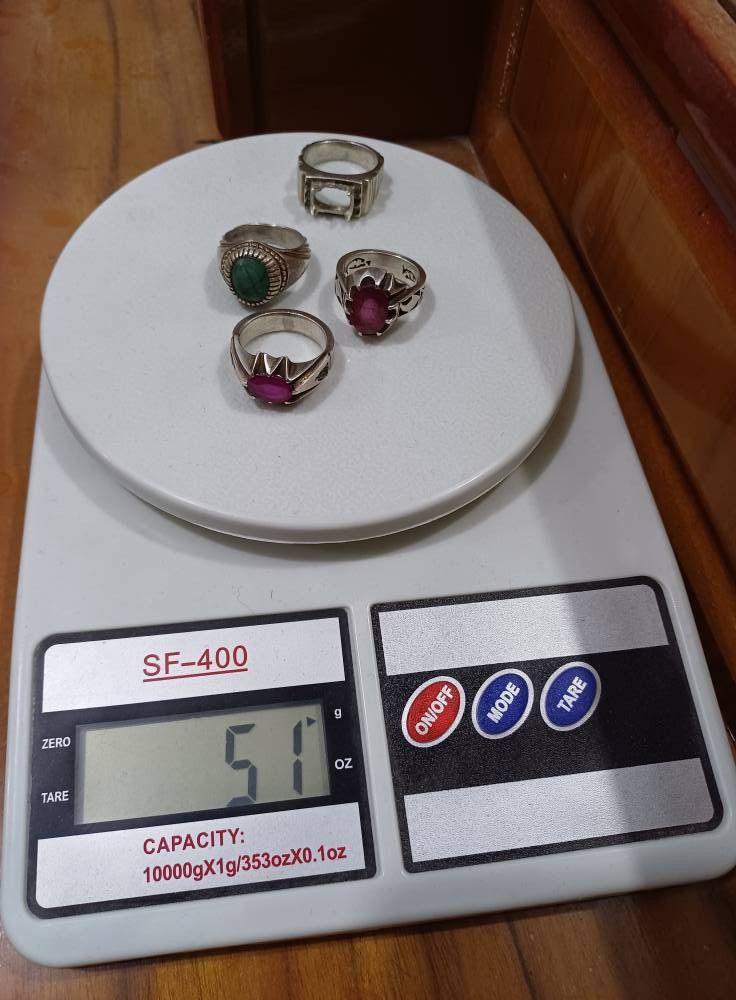 ٣ محابس صياغة ثقيلة ٢ ياقوت افريقي طبيعي وزمرد افريقي وقالب فضة 51 غرام ابيع شلعة وحدة
شكد يسون وهذا رقمي للتواصل: ***********
