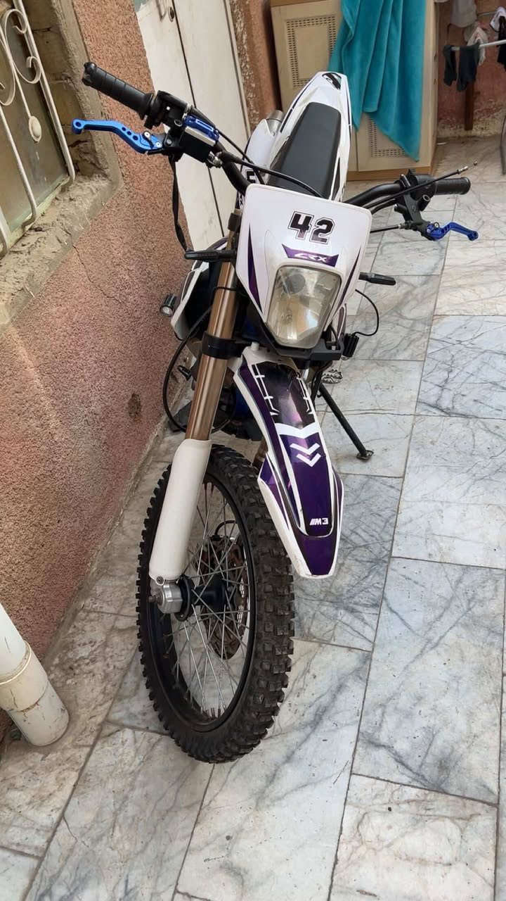 السلام عليكم الدراجة للبيع اقره التفاصيل كاملةا
النوع ( قفاز crx )

الفئة ( 300cc ) 

الموديل ( 2025 ) 

التفاصيل .. 

تفاصيل ال crx المعروفة'

الاضافات..

( باتري عدد 2 الأصلي واحد احتياط + يدات رياضي لون ازرق + كتف شحن بعدني ماشادة + واير كلتچ + واير خناك كابريتة + زنجيل وصينية جدد + هندر جديد .. كل غراضها الماخذهن بلادية من الوكيل اللي بديالى ) الدراجه مكفولة مكينة وگير وكلشي بس شوي زنجار لان متروكة صارلها فترة وسبب البيع ماجاي استخدم الدراجه نهائياً ضاله ماخذه مكان بدون فايدة.. سعر الدراجه مع الغراض 1200 بدون الغراض 1150 وبيها مجال قليل للشراي رقم ( *********** ) اللي تعجبه يجي ويشلع عيوني مكاني بصرة جنينة واسف على التطوالة..💜
