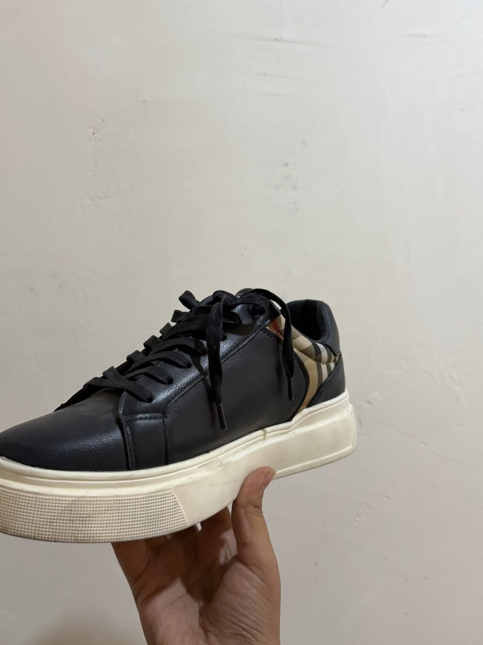 السلام عليكم
للبيع حذاء ماركة بربري (Burberry) صناعة بريطانية اصلية ماستر كوالتي مستخدمة فقط مره واحده قياس ٤١

الدبان طبي

الي يريد يشتريها يراسلني ماسنجر

السعر اذا تشتري جديدة 

(٢٨-٣٢) الف دينار

سعر هاي المستخدمة

١٨ الف دينار

بيها مجال بسيط

عنواني السماوة

التفاصيل الي يريد يشتري يراسلني ماسنجر


**إذا كنت صاحب هذا الإعلان وتريد حذفه لأي سبب، رجاءا أرسل رسالة إلى الدعم الفني**