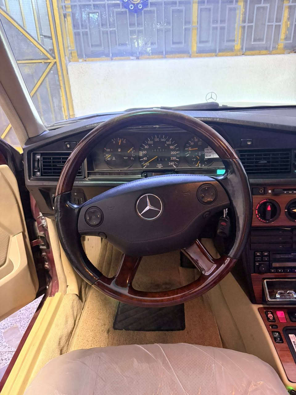 السلام عليكم 
مارسدس (190) 
موديل 1993 
سلايد 
اريل كهرباء 
تخم تاير 
باتري حديد 
تخم زنون 
كت امامي 
كير محرك مكفولات 
برده كهرباء 
تبريد 
السعر (82) $ 
بغداد البياع المواصلات 
***********
