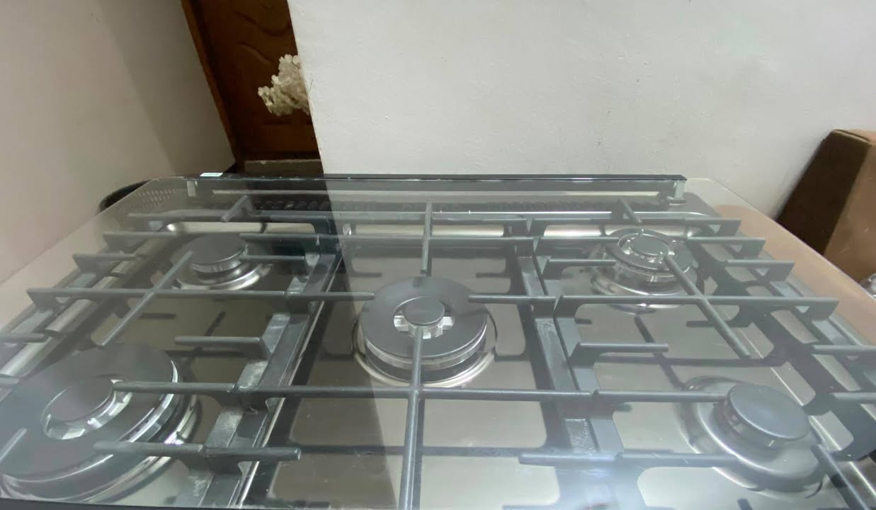 للبيع طباخ بيسون (Bison) موديل LU-FULL90 SMK – جديد
مقاس 90×60 سم.
5 عيون غاز، منها شعلة وسطية كبيرة.
فرن غاز واسع.
شواية كهربائية.
مروحة توزيع حرارة داخل الفرن.
مروحة تبريد.
إضاءة داخلية للفرن.
شاشة رقمية مع مؤقت وساعة.
إشعال ذاتي.
غطاء علوي زجاجي.
موديل 2023.
ملاحظة مهمة: الطباخ جديد ولم يُستخدم، لكن أثناء النقل تعرضت الزجاجة الحرارية الداخلية للفرن للكسر من قبل العمال، وباقي أجزاء الطباخ سليمة.بغداد الدورة


**إذا كنت صاحب هذا الإعلان وتريد حذفه لأي سبب، رجاءا أرسل رسالة إلى الدعم الفني**