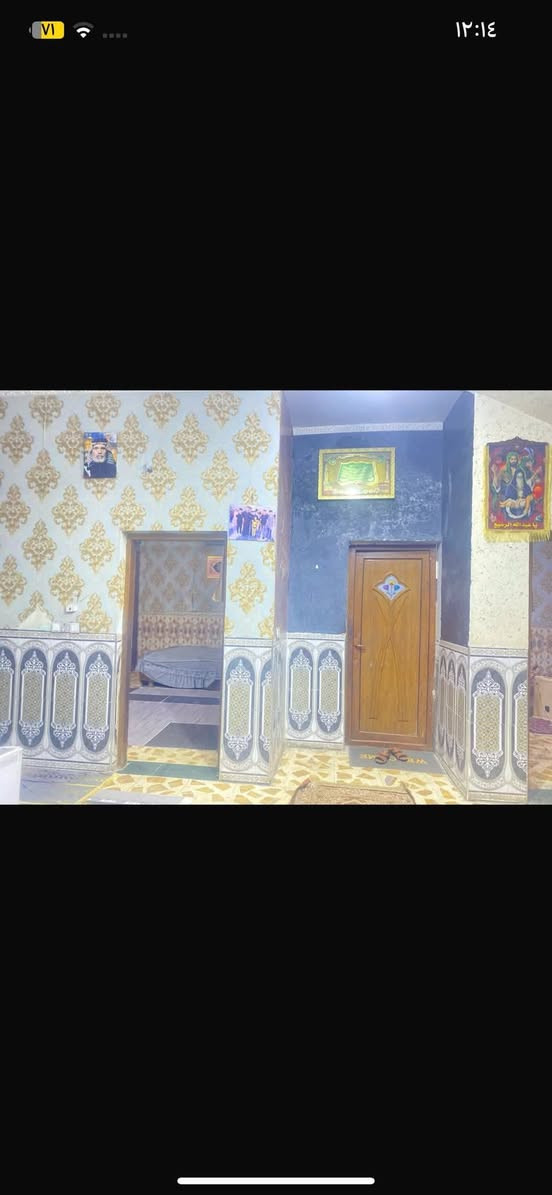 السلام عليكم دار للبيع وللايجار 
دار للبيع يتكون من طابقين الطابق الاول ديوانية خارج البيت 
ومطبخ بارد وخار وغرفتين نوم وصالة ومنور 
الطابق الثاني : غرفتين وحمام وصالة . 
بيت بناء حديث . 
والبيت يحتوي على محل .
العنوان : النهروان / عالشارع العام مقابيل البانزين خانة البنص يم ابو لقاء الحداد ،بالخدمي البيت ركن . 
مساحتة: 200 متر 
_رجاءً المو شراي ليتصل 
للاستفسار : ***********

