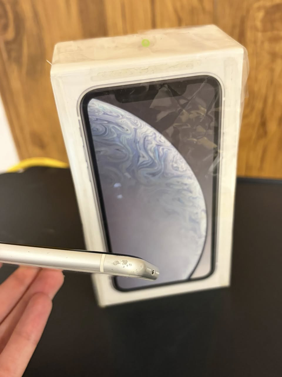 السلام عليكم للبيع ايفون XR اللون الابيض ذاكرة 64Gb البطاريه مثل ماموضح بالصورة الجهاز ابداً مامفتوح ( لابطارية ولا شاشة كلهن على وضع الشركة ) شغال 100% تفحص كدام عينك بي بعض الملاحظات بلزاوية طخات ، كارتون + سماعات + واير شحن كله اصلي مال جهاز . الي يفيدة 250 وبي مجال للشراي .


**إذا كنت صاحب هذا الإعلان وتريد حذفه لأي سبب، رجاءا أرسل رسالة إلى الدعم الفني**