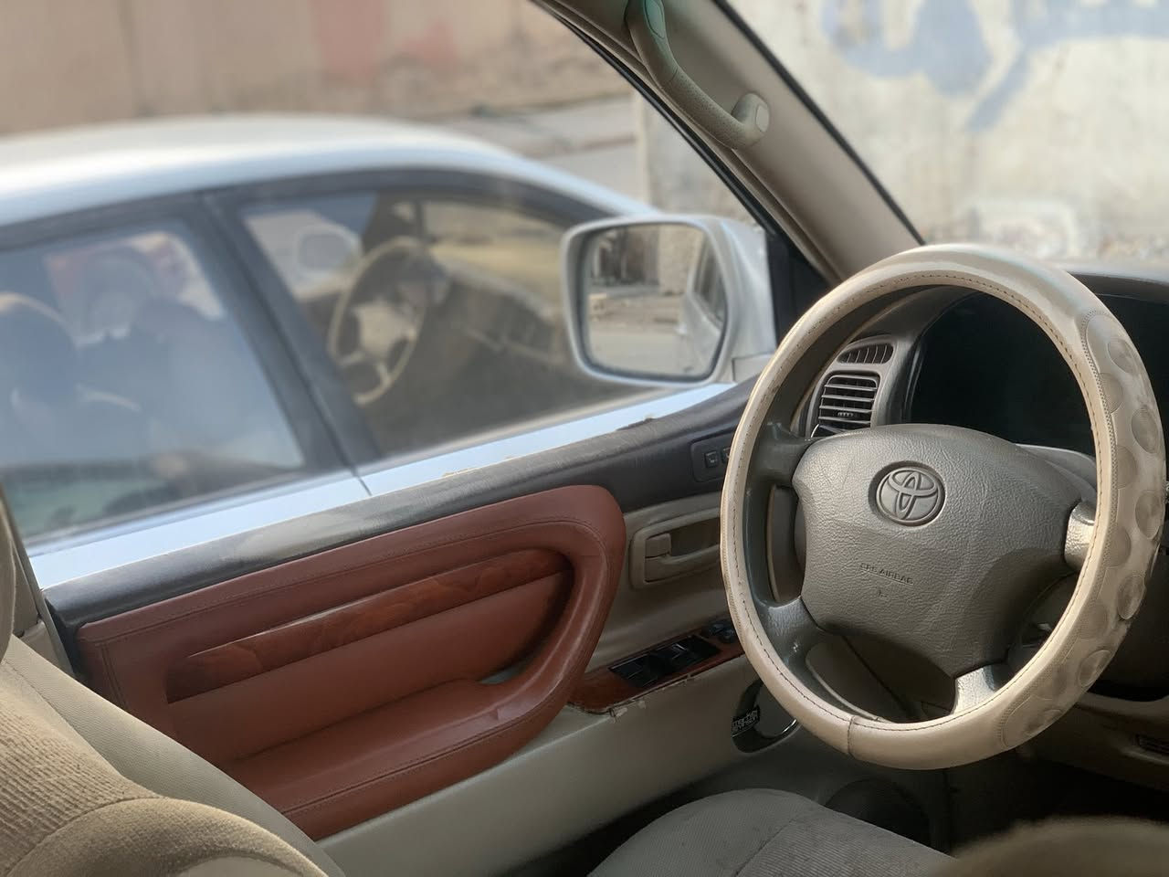 سلام عليكم ورحمة الله وبركاته سياره لاندكروزر موديل ٢٠٠٠ السيارة احلا من الصوره مصبوغه عام ٨سلندر 
ثلاث قطعه تبريد  مكينة كير شرط مكينه قبل سبوع عمراته  
طخم امامي جديد بيدي شديتو طخم خلفي جديد. غرفته السياره نضيفه عل وضع الشركه فول فول سيار بس كير عادي شرط الوكالة و شرط تحويل السياره تخذه جهاز ربع ما تصرف عليه تريك وين ما تريد طلع بيه  الياته زينون اصلي كلو شغل نطيك سياره من دعميه لي دعميه كلو شرط و شغل 
السعر ١٣٥و بيه مجال و ترهم مرواس بس يكون اخذه فرق لان محتاج  
المكانه موصل 
الرقم ***********
وتساب ***********
