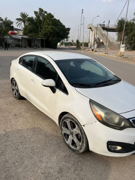 كيا ريو موديل 2013 وارد امريكي ضربتها موضح بلصور  مكينة 1600
كفالة مكينة ناعمة
وكير 
وشاصي 
ماشية 116 
سيارة مال بيت مو بياع شراي 
تستلم جاهز سنوية ورقم وغرمات جديد
  سعر سيارة ب82 وبيها مجال بسيط 
سيارة جاردة وبيها نقوصات جدا بسيطة 

مكان سيارة بغداد
***********
