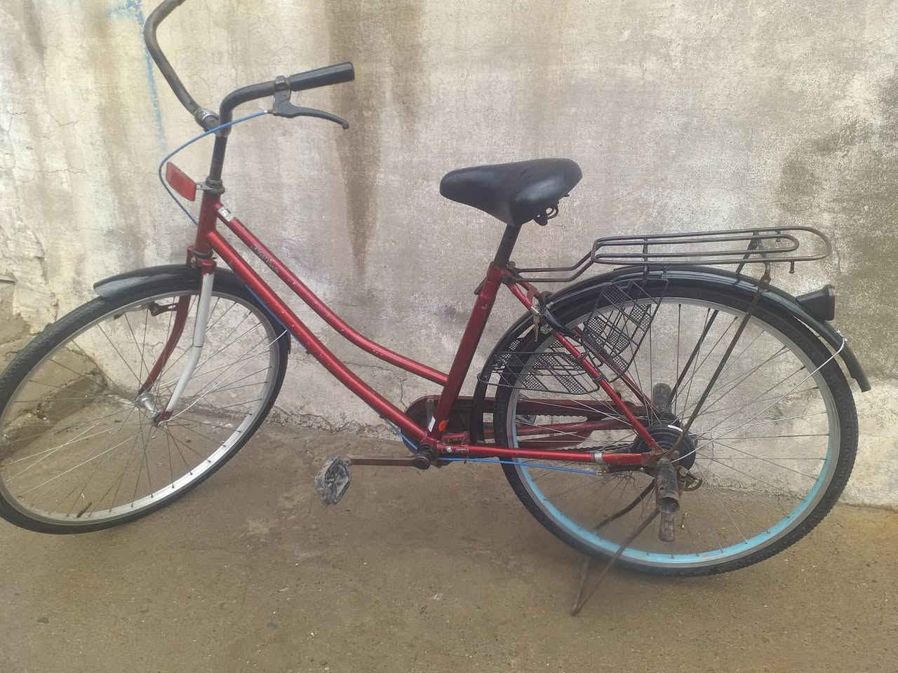 السلام عليكم 
بايسكل عبد الحليم للبيع 
لون ماروني
بايسكل كلش نضيف  
السعر 65 وبي مجال 
للاستفسار الاتصال على الرقم ***********
