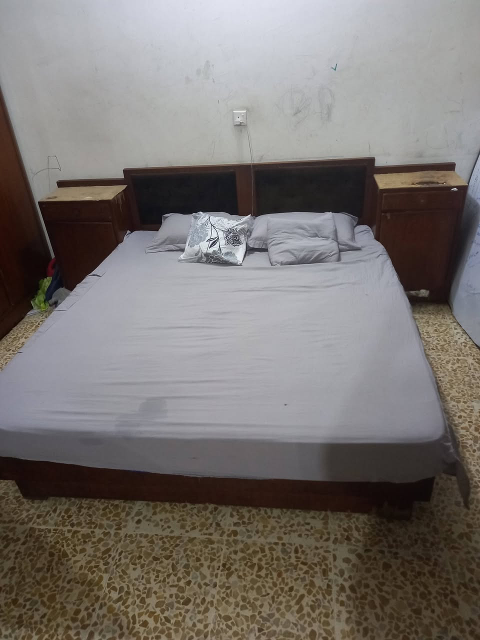 غرفة نوم مستعملة للبيع السعر ٣٥٠الف بيهة مجال داخل خارج صاج مكان البياع ***********
