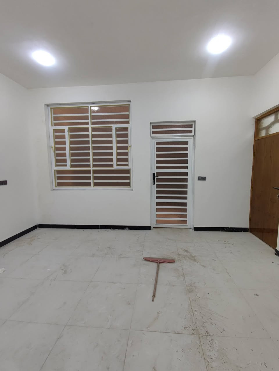 بيت 100 متر بالاسكان الصناعي نهاية النزله الأولى
البناء حديث وشغل درجه اولى
طارمه استقبال وصاله وغرفه ومطبخ وصحيات داخليه وخارجيه ومنور وسطح اشتايكر
السعر والتفاصيل اتصل ***********
