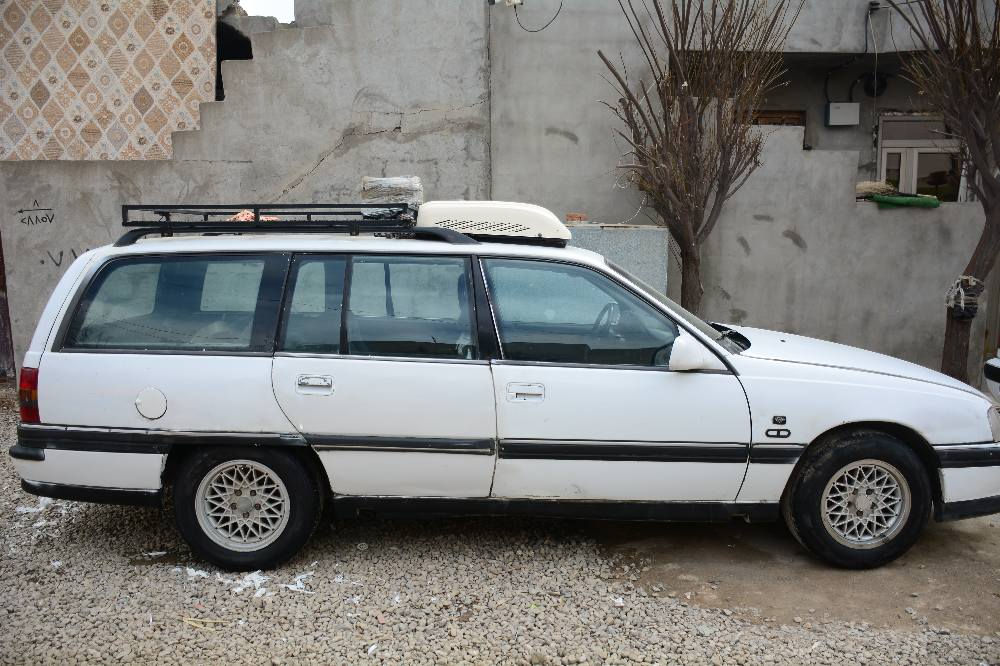 ئۆپڵی ئۆمیگای ستەیشن 
بە شەرتی گێڕو مەکینە ی ئەوروپی 
ئایر فلۆو کارەبایێات و گێچوو هەموو شتێکی بە شەرت 
تاقمێک تایەو ویلی لۆک 
پێشو دوای تازە داگیراوە بێ تەقەو ڕەقە 
سپلیتێکی دەبڵ بەڕاتی لۆکی لە سەرە 
تەبرێد ساردوو گەرم بە شەرت 
سەرفوو بوخارو نیە 
رۆنو ئاوی مەزبوتەو قەترە لێچونی نیە 
ئارمی پلاستیکی سلێمانیە و سەنەویشی لەگەڵە 
سەیارەکە ناڵی دۆستەو بێ مەسرەفەو هیچ عەیبوو عارێکی نیە 
لە سلێمانیم *********** السليمانية, العراق
