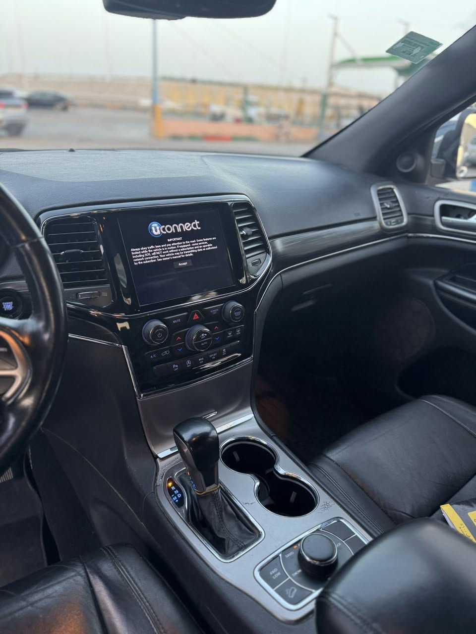 سلام عليكم
جيب كراند شيروكي 2020 مرقم اربيل تحويل او وكاله 
فول مواصفات المتد 
رادارات جانبيه 
حساس امامي خلفي 
كشنات جلد تدفئة تبريد 
كشنات خزن ميموري 
تحكم ستيرن 
شاشة كار بلي 
ماشيه 70 الف حقيقي 
السياره ماناقصها اي شي حداده وتخم تاير جديد 
4 انضمه قيادة فور ًيل 
سبورت
السعر 190
***********
