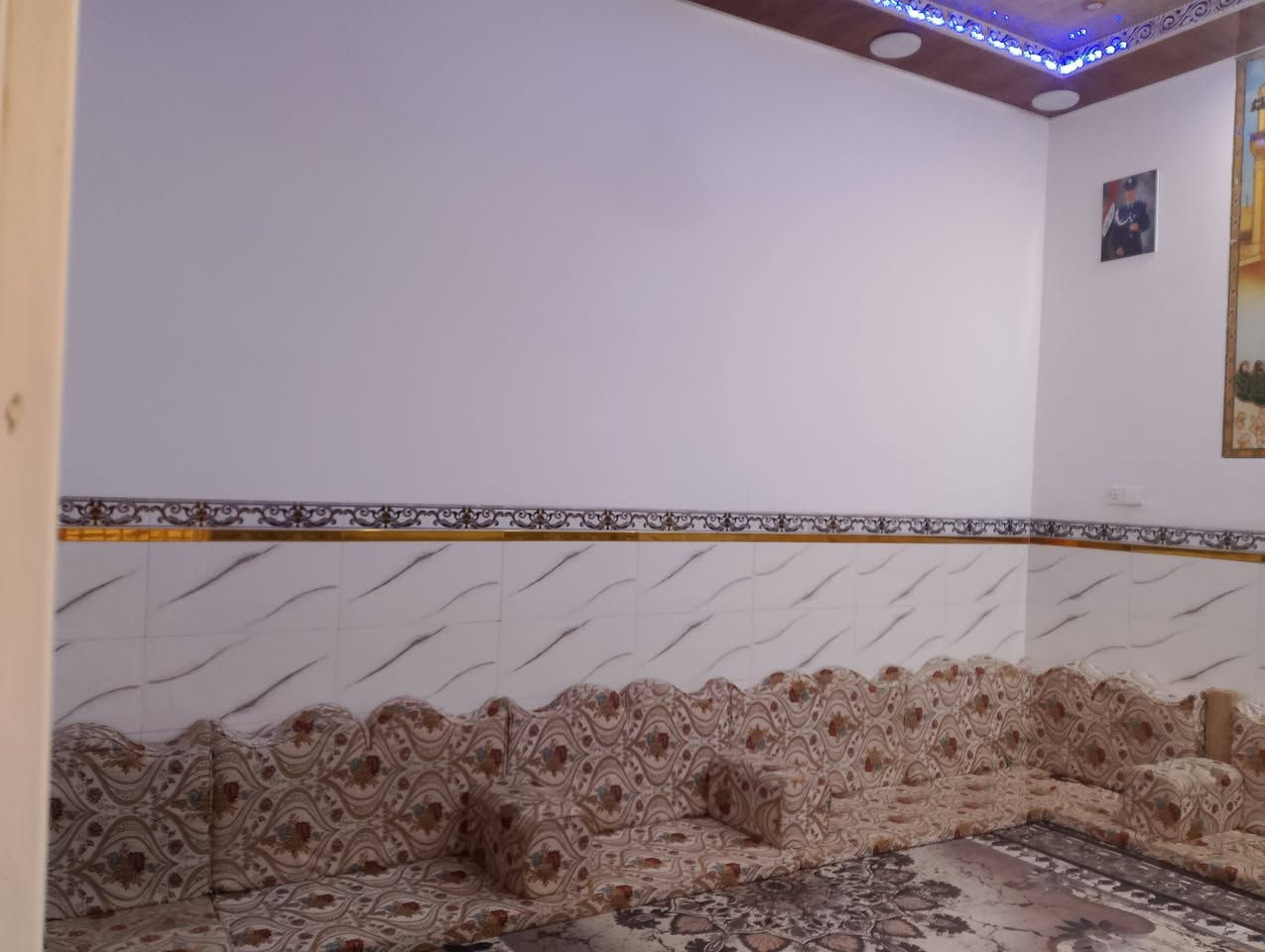 السلام عليكم
🏠 بيت للبيع في سوق الشيوخ - الحي العسكري
شارع المستوصف ويدخل أيضاً على شارع سيد جواد  المنطقة مخدومة بالكامل وقريبة من الخدمات والمرافق الأساسية
📐 المساحة الكلية: 100 متر
 طابو ملك صرف (سند جاهز للتحويل)
 طابقين (بناء نظيف وجديد )
التصميم الداخلي والمرافق:
🛏️ غرف النوم: غرفتين نوم  وحده فوك ووحده جوا + مخزن صغير
صالتين فوك وجوه
وديوانيه + بلكونة مطلة + سطحين 
🚿 الخدمات الداخلية: مطبخ ومجموعات صحية متكاملة.
💵 السعر: [ 85 مليون  ] (قابل للتفاوض بيه مجال )
للاستفسار عن البيت 
📱 رقم الهاتف: ***********

