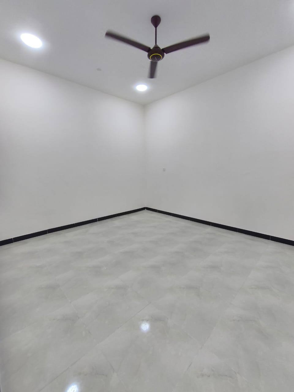 اسعد الله اوقاتكم بكل خير 🔷 
احبتي الكرام 
عن توفر دار سكن البيع المساحه 225متر 👌🏼
طابو زراعي عراقي وكاله ونسخه من الطابو ◼️ 
البيت جديد وفارق وجاهز السكن طبعن ما شاء الله البيت تحفه فنيه🛑
البيت يحتوي علا 
2قرف منام 
وصاله
وديوان 
ومطبخ
وصحيات داخلي وخارجي 🛑 
وكراج سياره 🔷
عنون البيت البصره ابو الخصيب شارع طريق الصحرا
وسعر هذه البيت 125اوبي مجال بسيط🔷🔷
باقي الستفسار علا الرقم 
***********
***********
