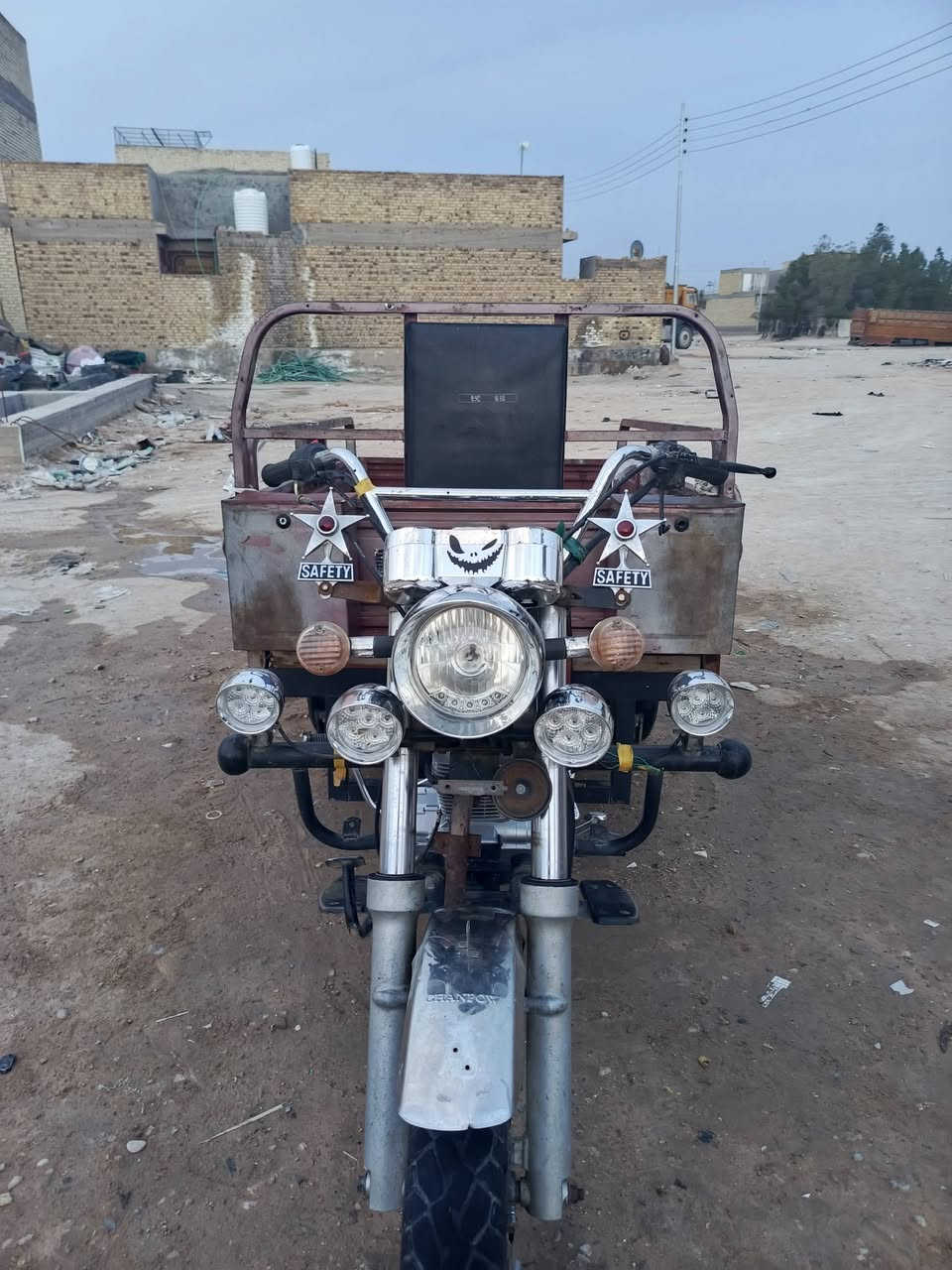 السلام عليكم دراجه للبيع عمر رخصه ابو الجروب مقفوله كفاله عامه من رقبه الشاصي سعرها 1,600 عنوان النجف قنبر عمود *********** اوراقها بالكيس الله شاهد
