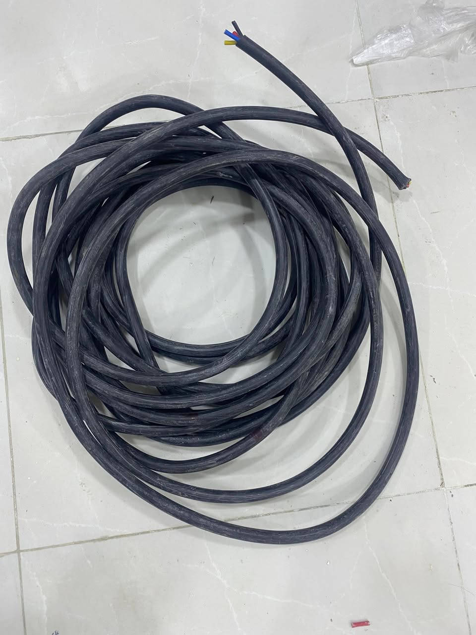 سلام عليكم كيبل للبيع الطول18م ونص الردني بصره دور شرطه سعر المتر٧ونص ***********
