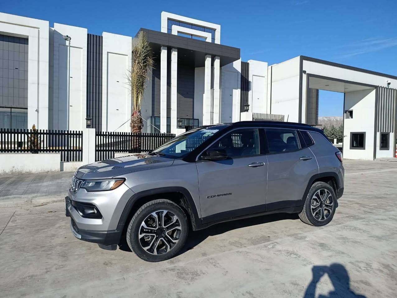 جيب كومباس limited 
موديل 2023
لون سلفر سقف اسود بلادي
ماشيه 60 الف ميل 
سعر 170 ورقه مرقم اربيل جاهز
حادث سيارة/ بدون صبغ مكفوله 👍
فقط شبرين دعاميه امامي صبغ/الباقي مكفول✋
بدون تعديل و شخوط و ملاحظات 🫰
حجم محرك 2.0 تيربو / 4 سلندر
كافه الايربكات سليمه 100 💯 بلادي ماطاك

مواصفات فول limited 1/1
بصمه+شغال عن بعد
فور ويل 4×4
كشن جلد +كهرب + هيتر
استيرن هيتر 
تبريد قطعتين
سقف اسود بلادي
تحكمات فول 
قيادة ذاتيه
تحديد مسار 
رادار امامي و خلفي و جانب 
شاشه ايباد كبير
بريك بصمه
كامره خلفيه
ويل كب كروم بلادي
بعد بيها اهواي مواصفات
سيارة على وضع الشركه كله بلادي حتى دعاميه 
راديترات و حجر بيئه  و رادار و لايتات كله بلادي شركه
شراي يتصل👇

ملاحضه ،،،👉🏻👉🏻👉🏻صور الحادث منزل بالاعلان 
للستفسار اتصال هاتفي مباشر 
***********
***********
