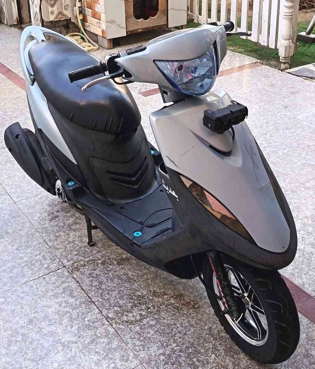 دراجه رمبه نضيفه ماكس عدله الكهربائيات كلهه شغاله المحرك بلاد 49 السعر مليون وميه وبيهه مجال  الرقم ***********
