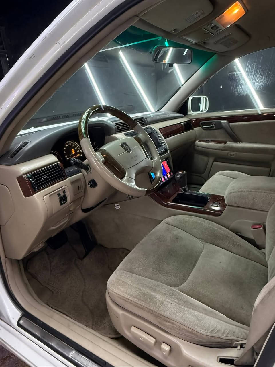 السلام عليكم للبيع فقط ملكه رقم سلمانيه دولي تحويل ثاني يوم مكفوله من كص ونقل جثه وضربه ورسميات اصوليه مواصفاته 3دكم كرستال اصل تحوير نجف/  غرفه بيجي / تلفزيون /ستيرن كهربائي /شاصي 75/محرك D4الكبير /كشنات كهربائي /برده خلفيه /ويل ياباني اصلي  /مكينه وكير وحداديه ميه بل ميه تخم تأير جديد السعر145 وبيها مجال لاستفسار ***********
