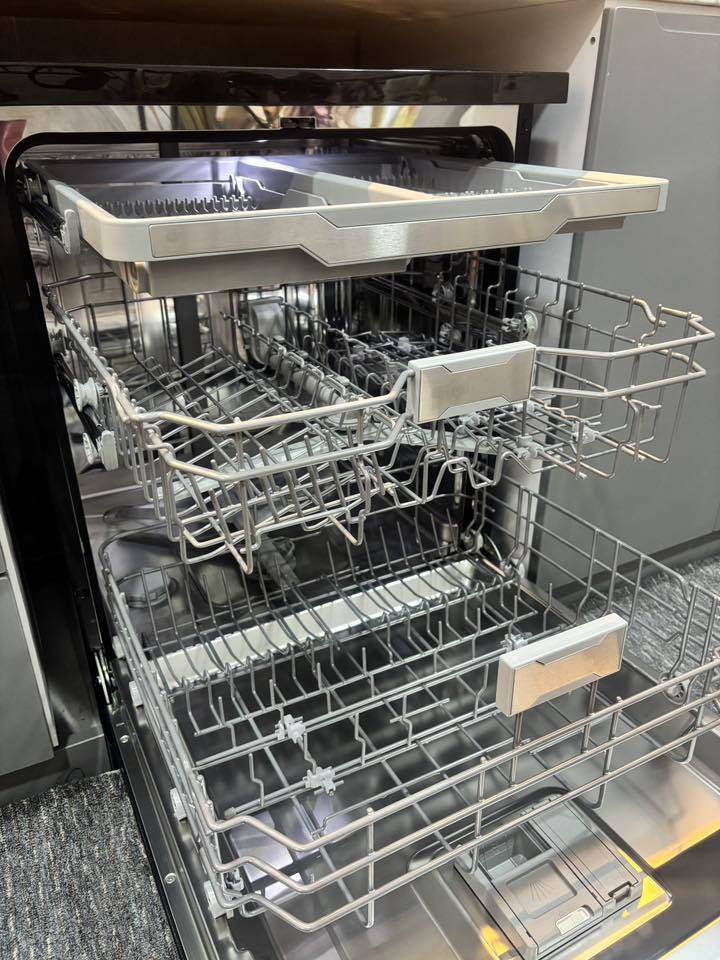 السلام عليكم
غساله صحون امبليوم لون اسود زجاجي كلش حلوة بيها ٣ مرشات و٣ سلات 

استخدام مرة واحدة فقط 

سبب البيع صار عندي ظرف واضطريت ااجر الشقة ودنبيع الغراض النظيفه الثكيله بيها 

السعر ٥٥٠ واخذتها اني ب٧٥٠
للاستفسار ***********
